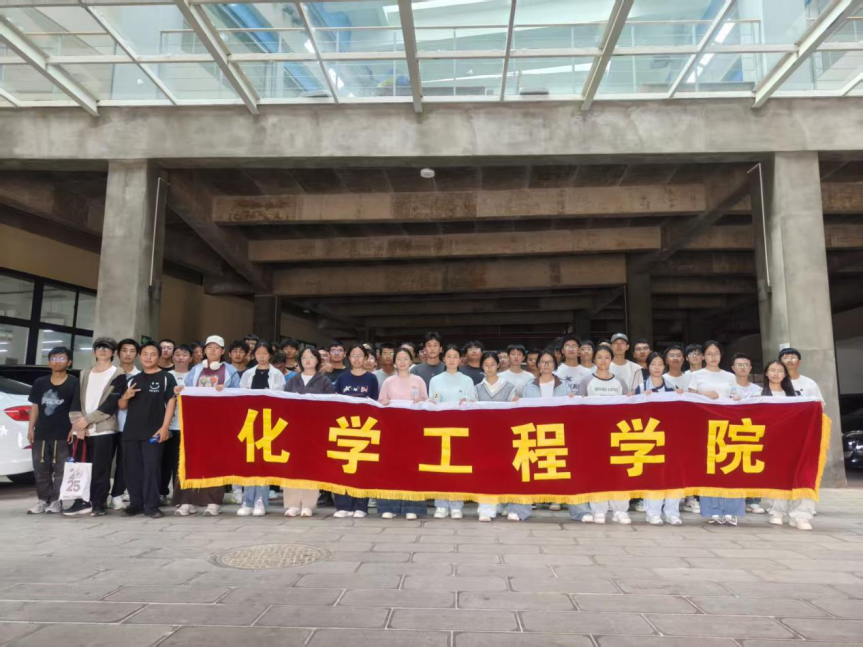 凝心聚力,绳采飞扬——化学工程学院荣获2025级新生拔河比赛优秀奖